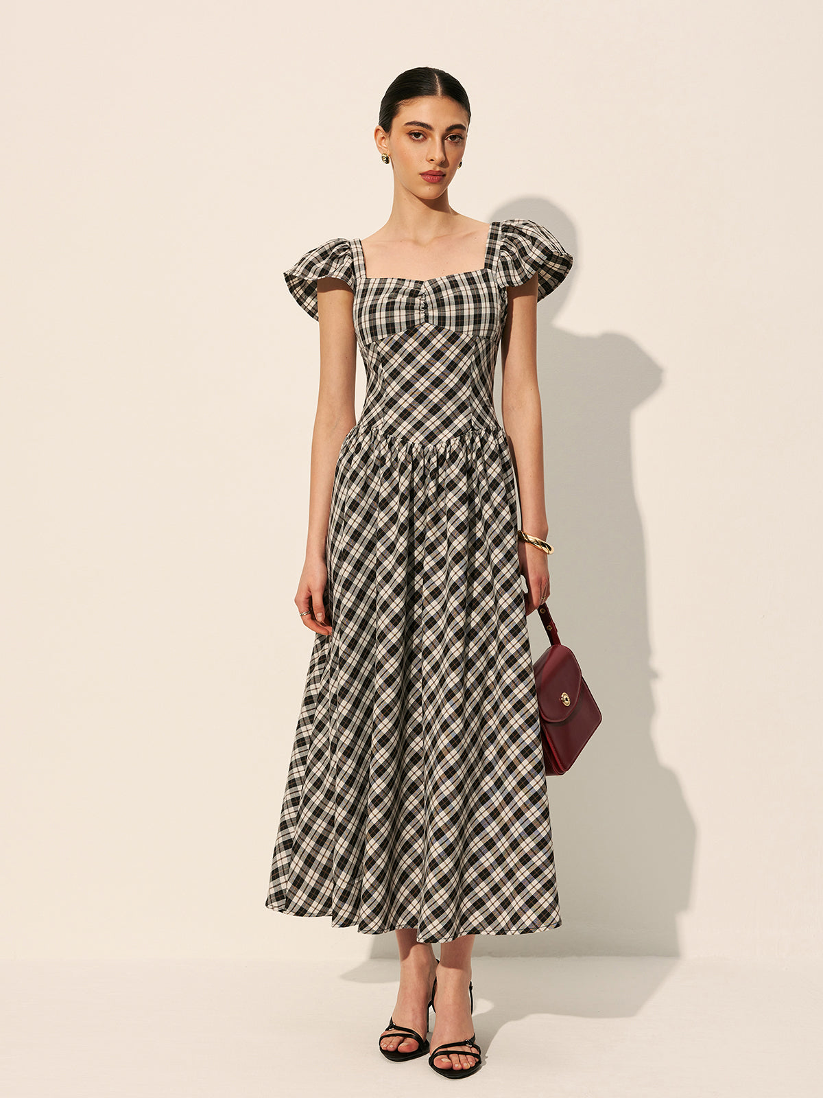 Schachbrettkleid mit Puffärmeln