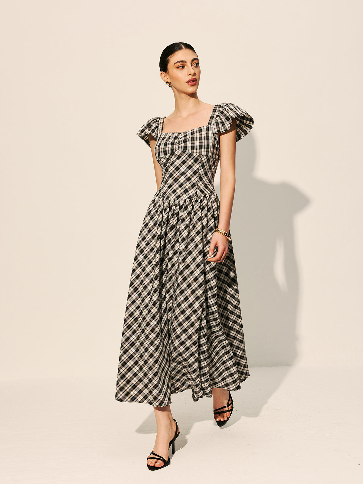 Schachbrettkleid mit Puffärmeln