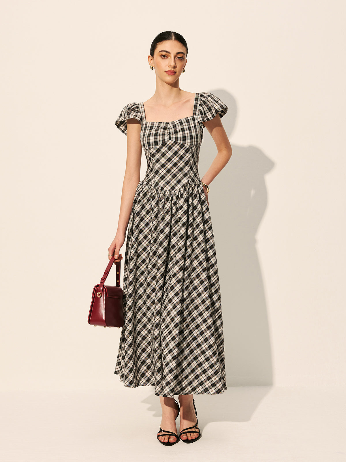 Schachbrettkleid mit Puffärmeln