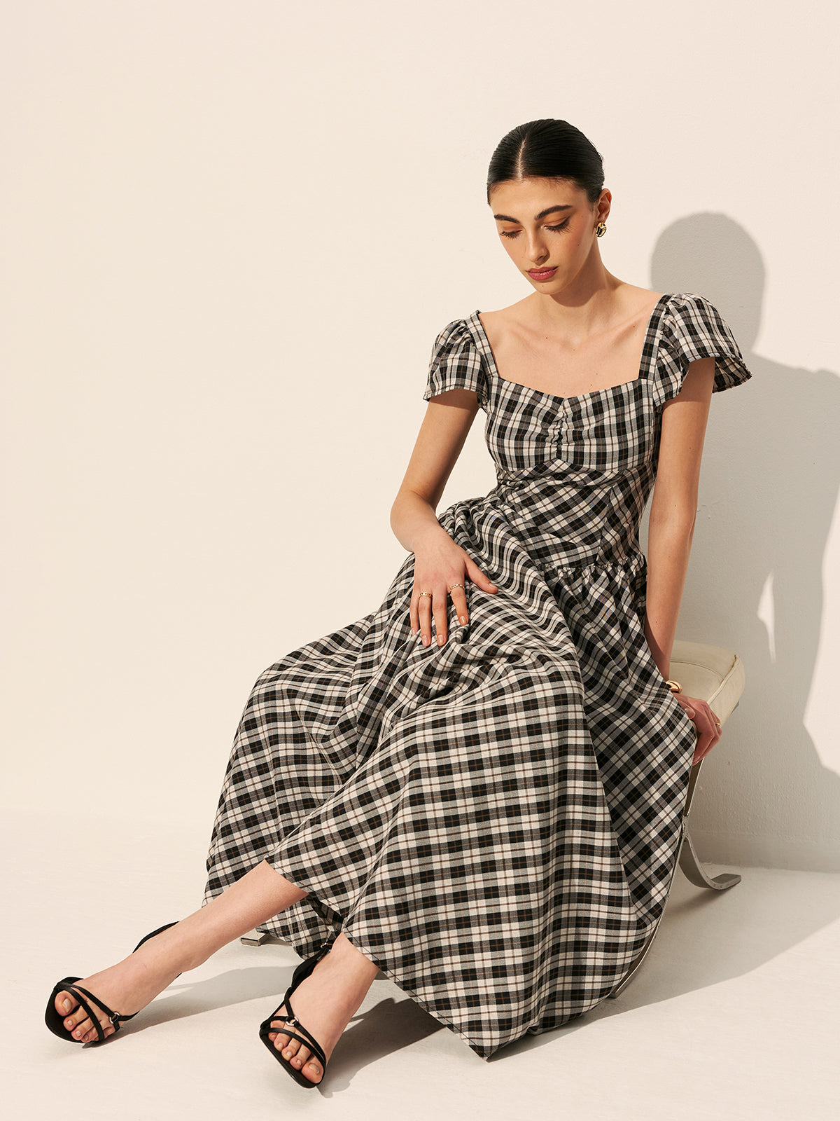 Schachbrettkleid mit Puffärmeln