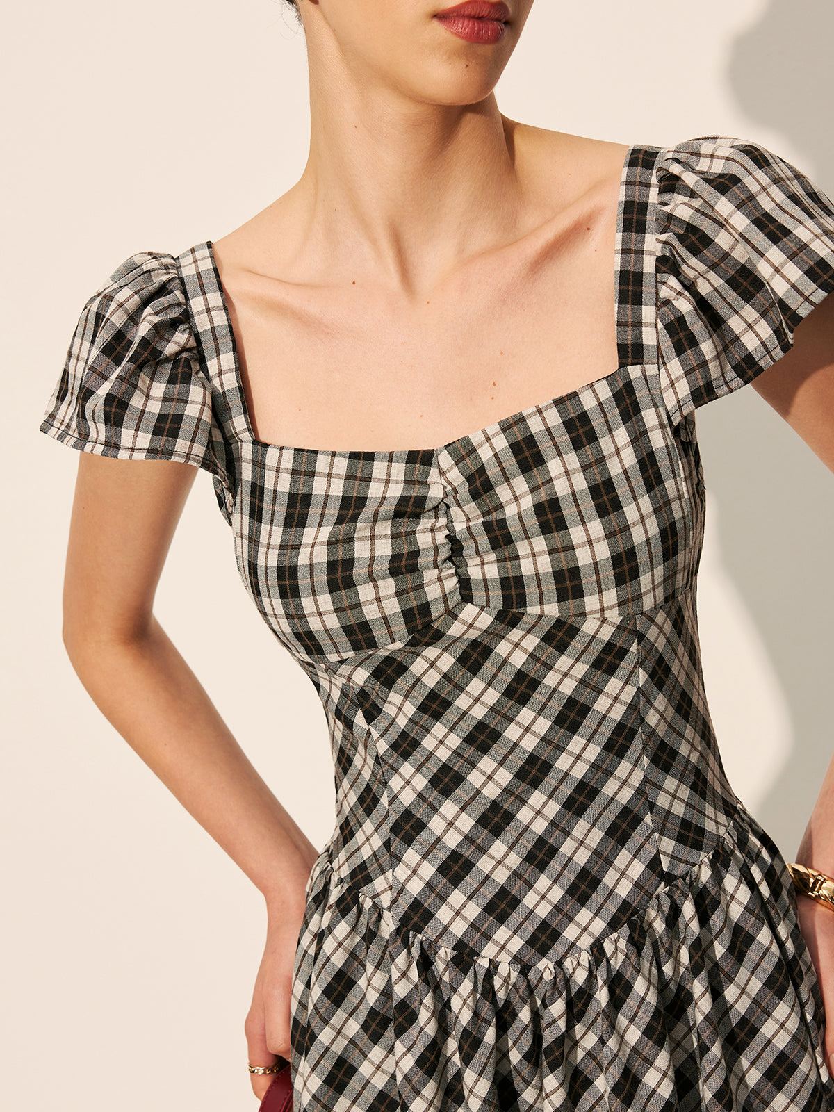 Schachbrettkleid mit Puffärmeln