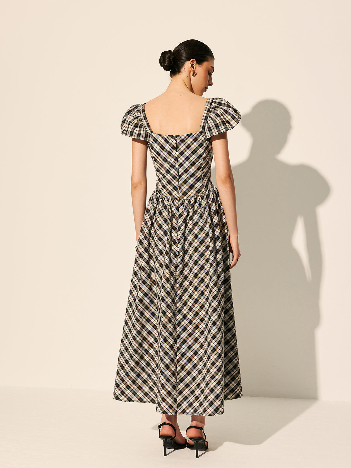 Schachbrettkleid mit Puffärmeln