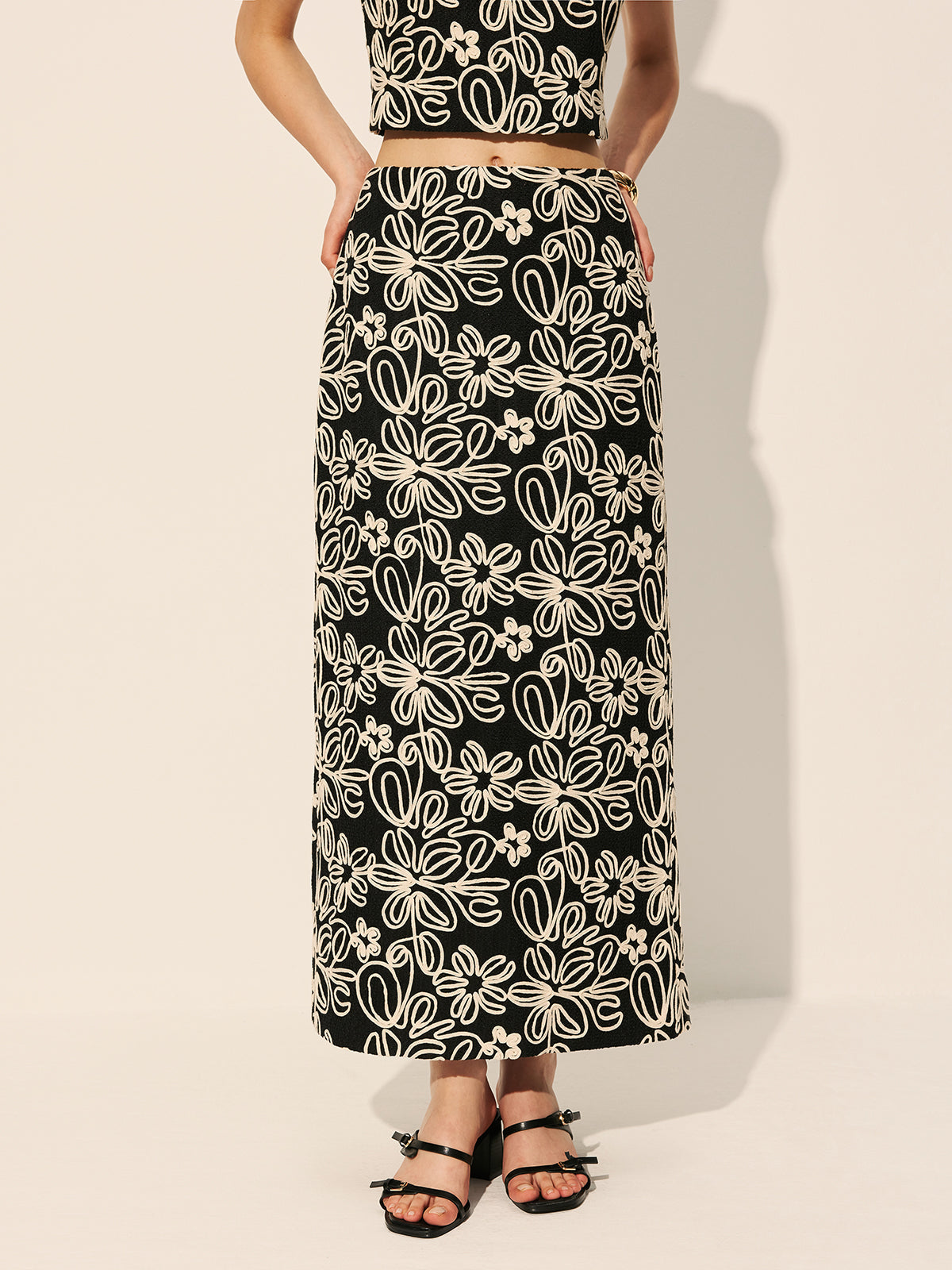 Jupe fendue brodée florale