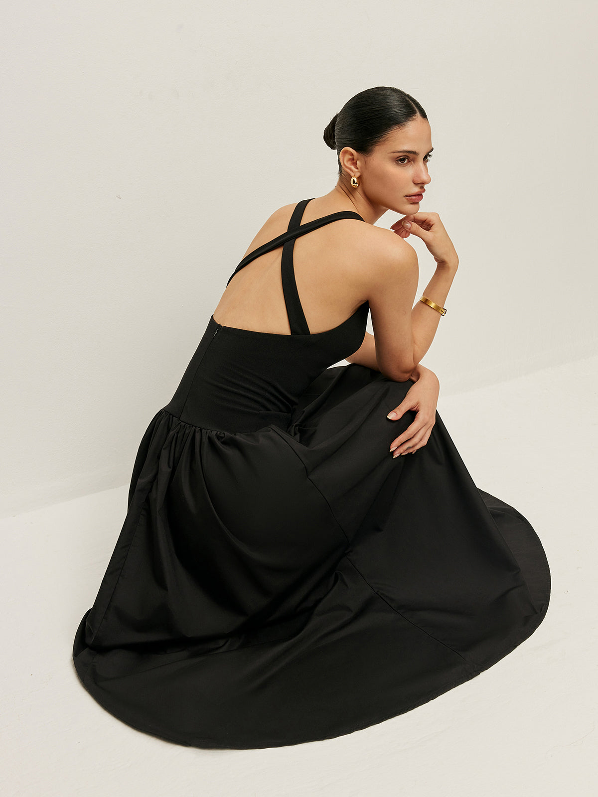 Kreuzrücken-Kleid mit Kontraststoff