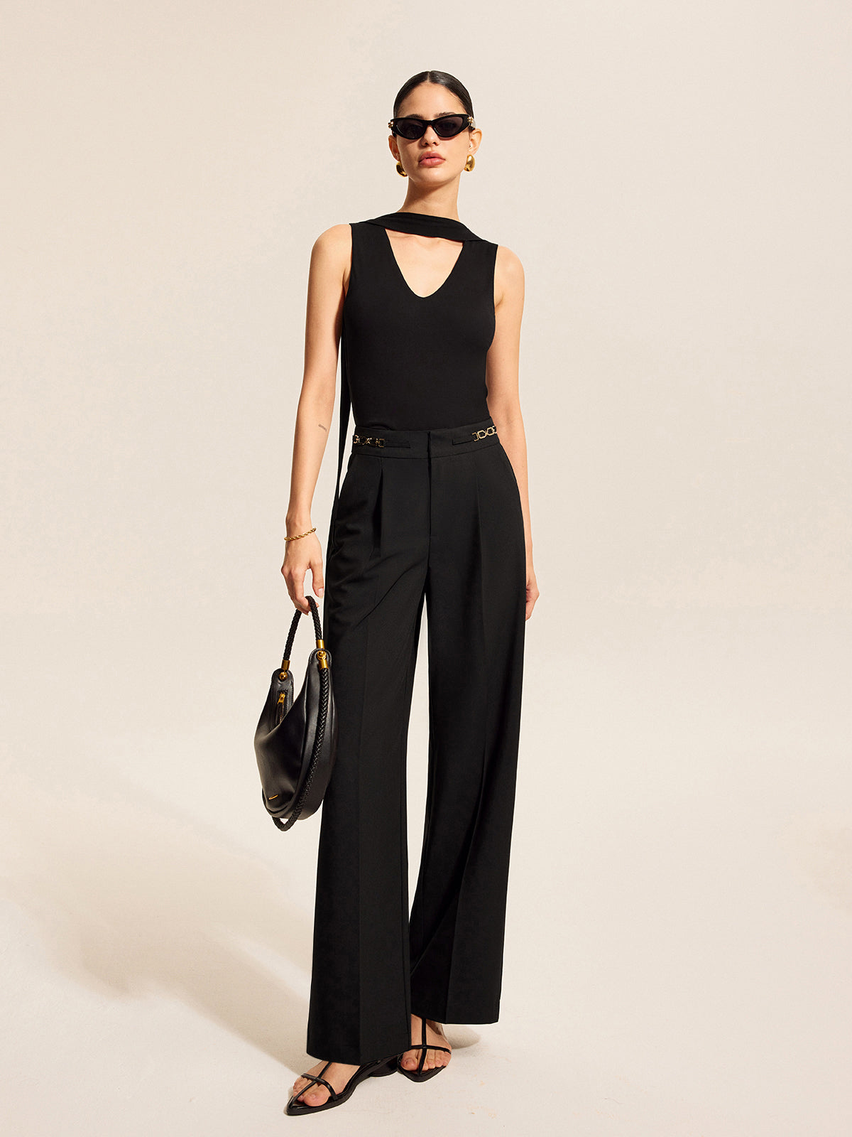 Bundfaltenhose mit mittelhoher Taille und Kettendetail