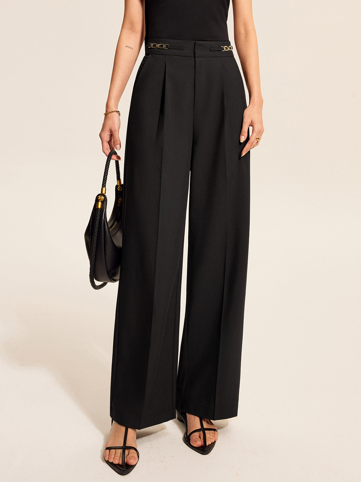 Bundfaltenhose mit mittelhoher Taille und Kettendetail