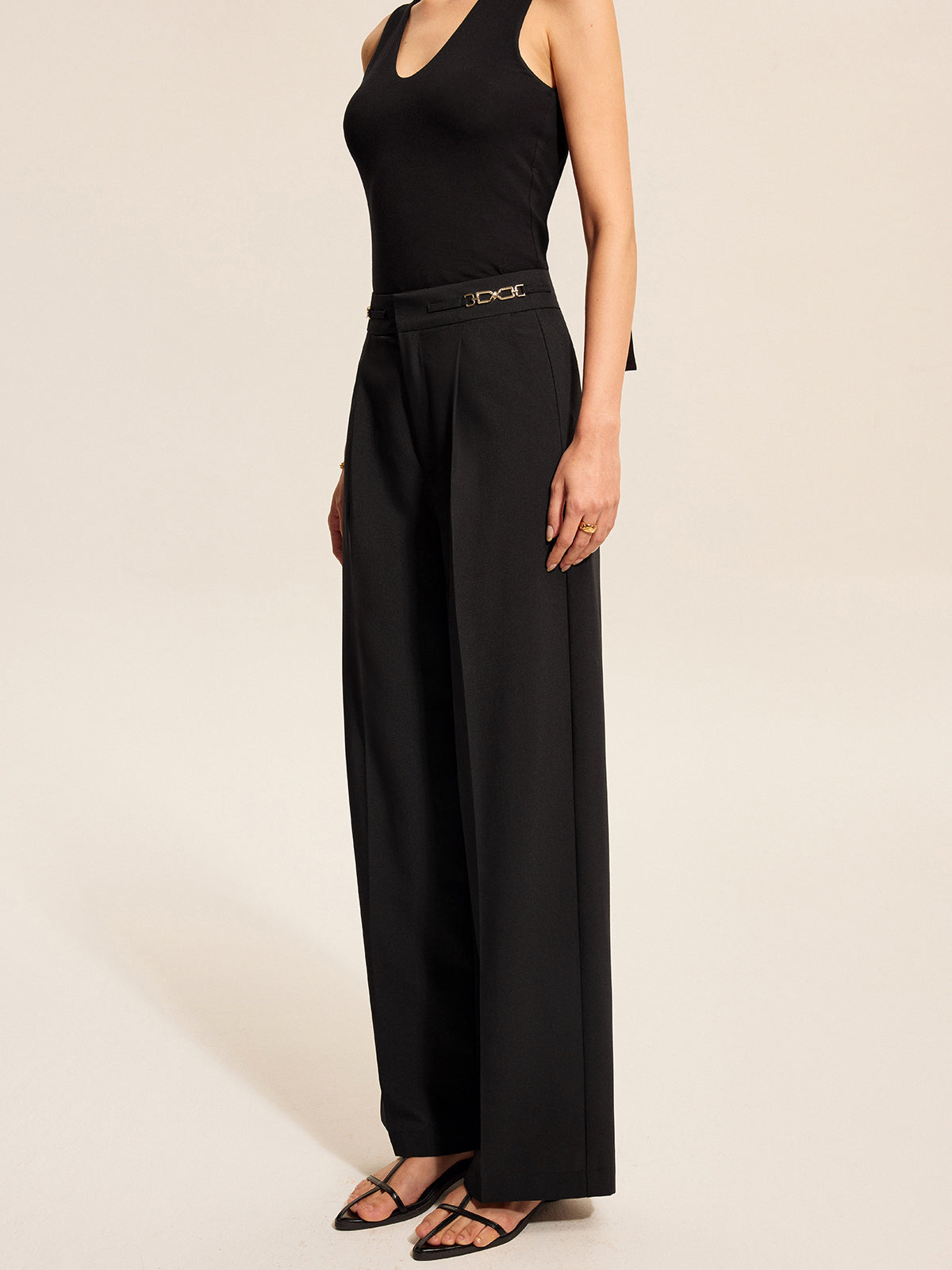 Bundfaltenhose mit mittelhoher Taille und Kettendetail