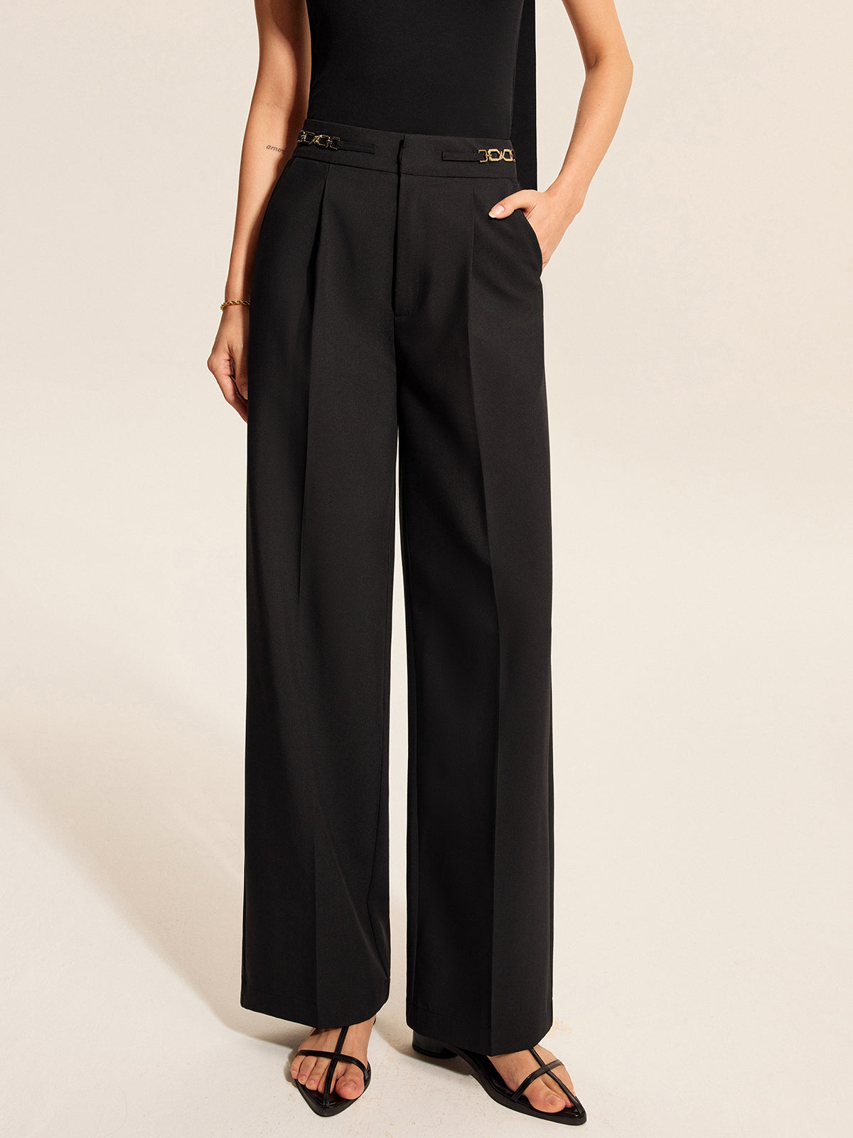 Bundfaltenhose mit mittelhoher Taille und Kettendetail