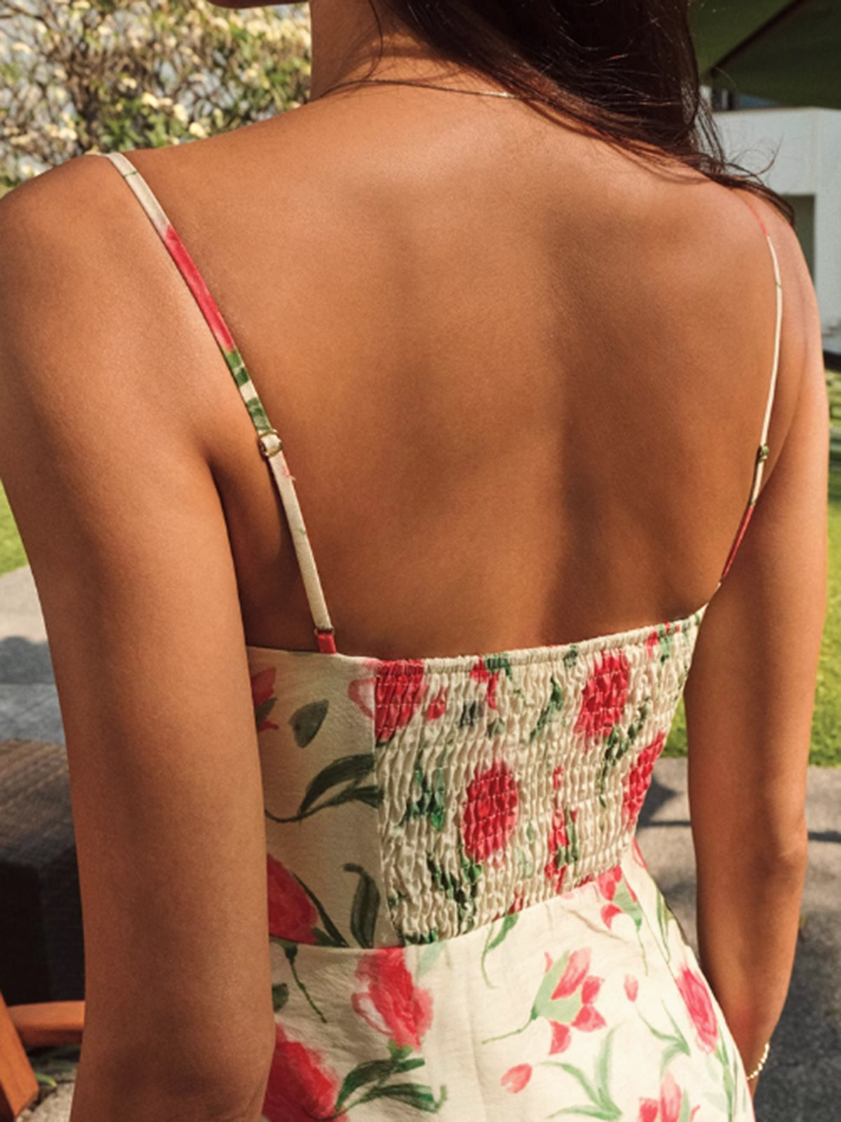 Geblümtes gerafftes Kleid mit Knopfdetails