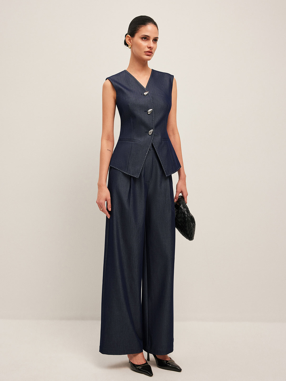 Kontrastierende geknöpfte Schößchenweste