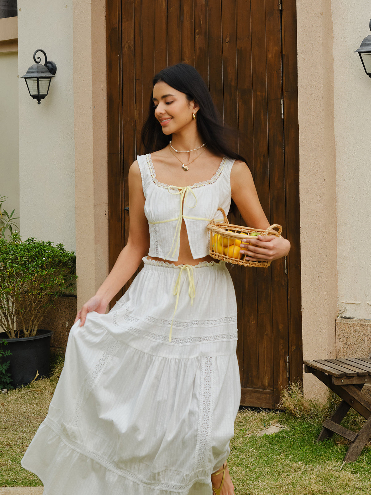 Set aus bauchfreiem Oberteil mit Spitzendetails zum Binden und Rock