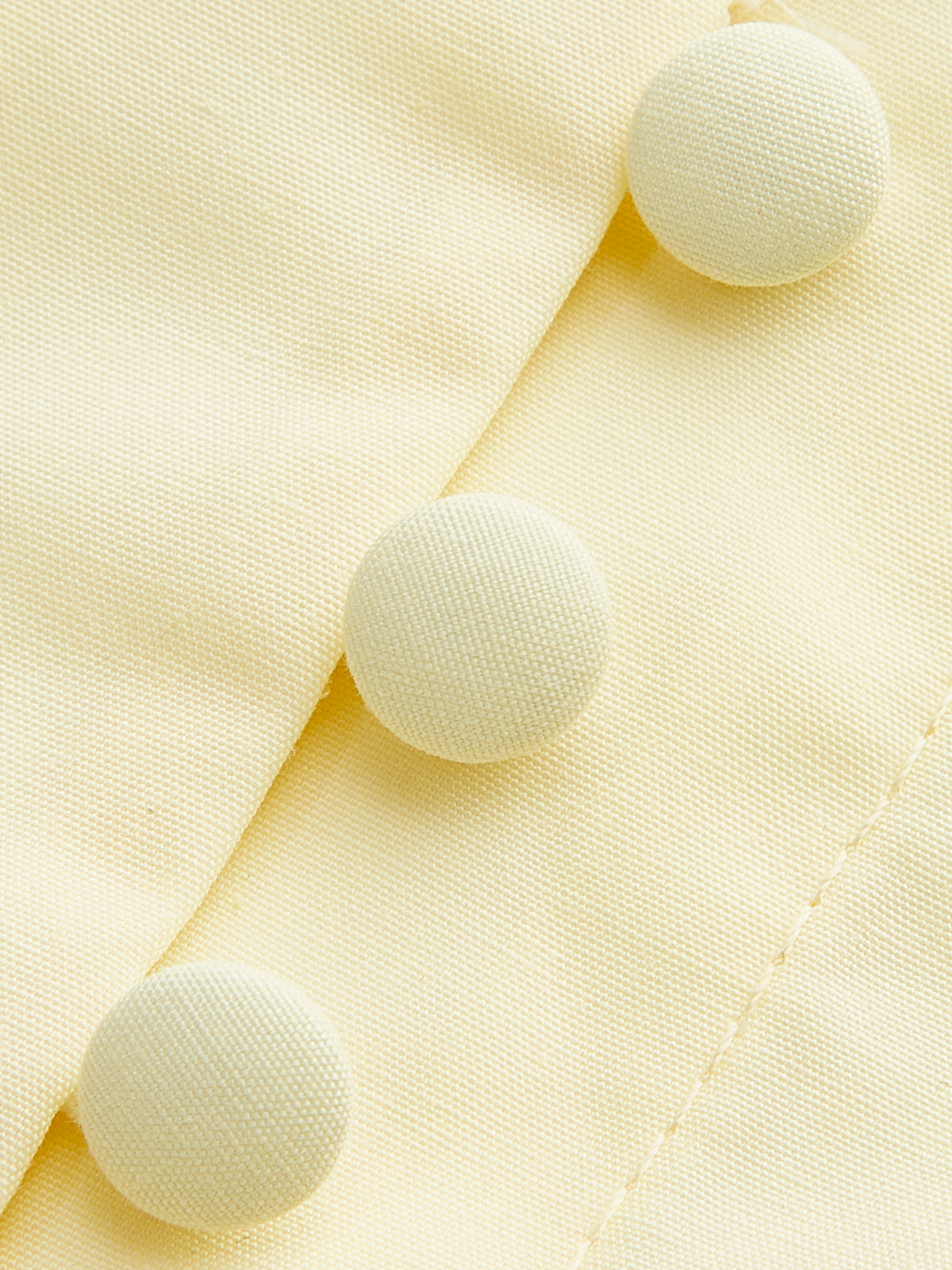 Robe ceinturée à manches lanternes boutonnées