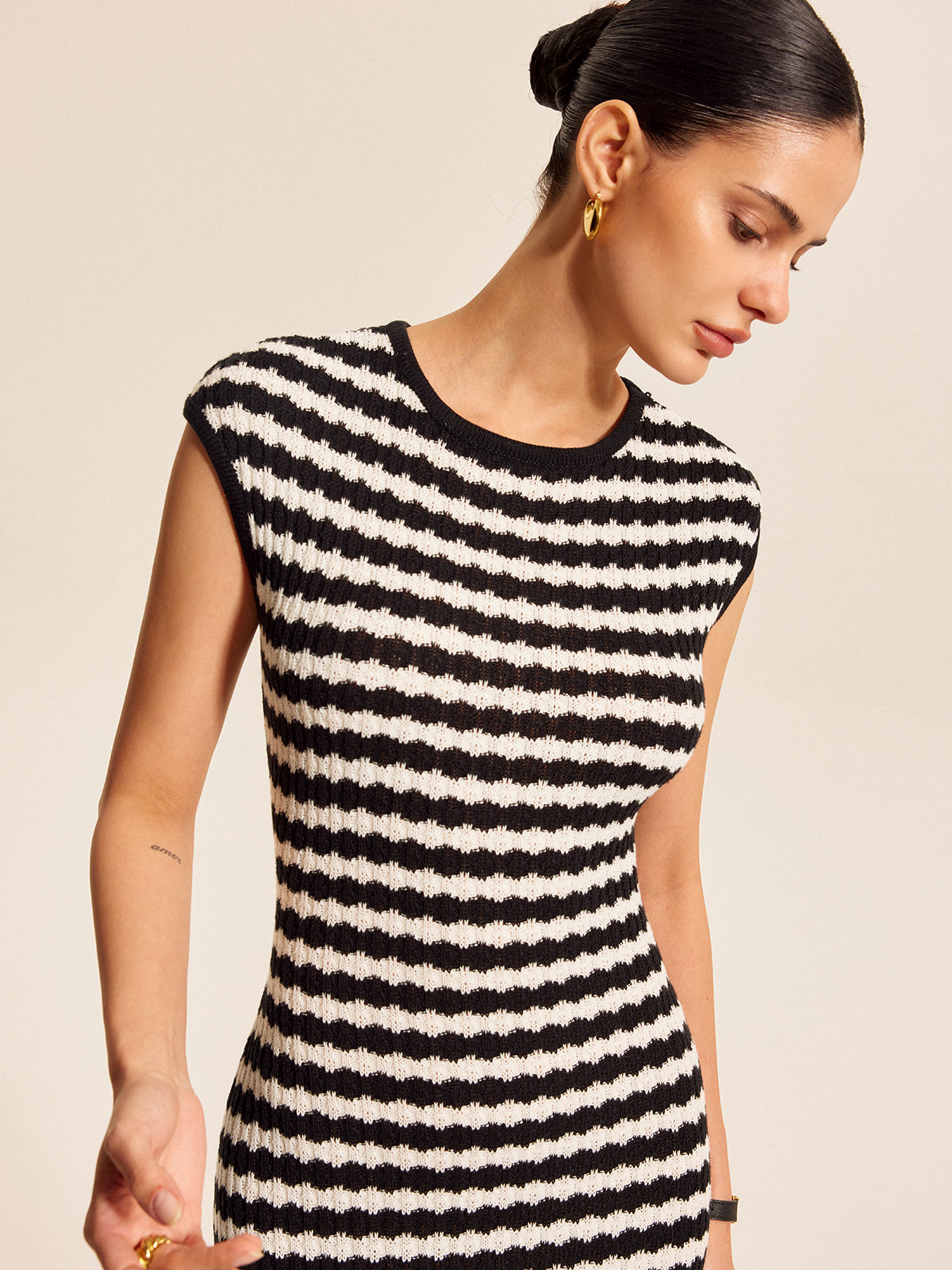 Gestreiftes Strickkleid mit angeschnittenen Ärmeln