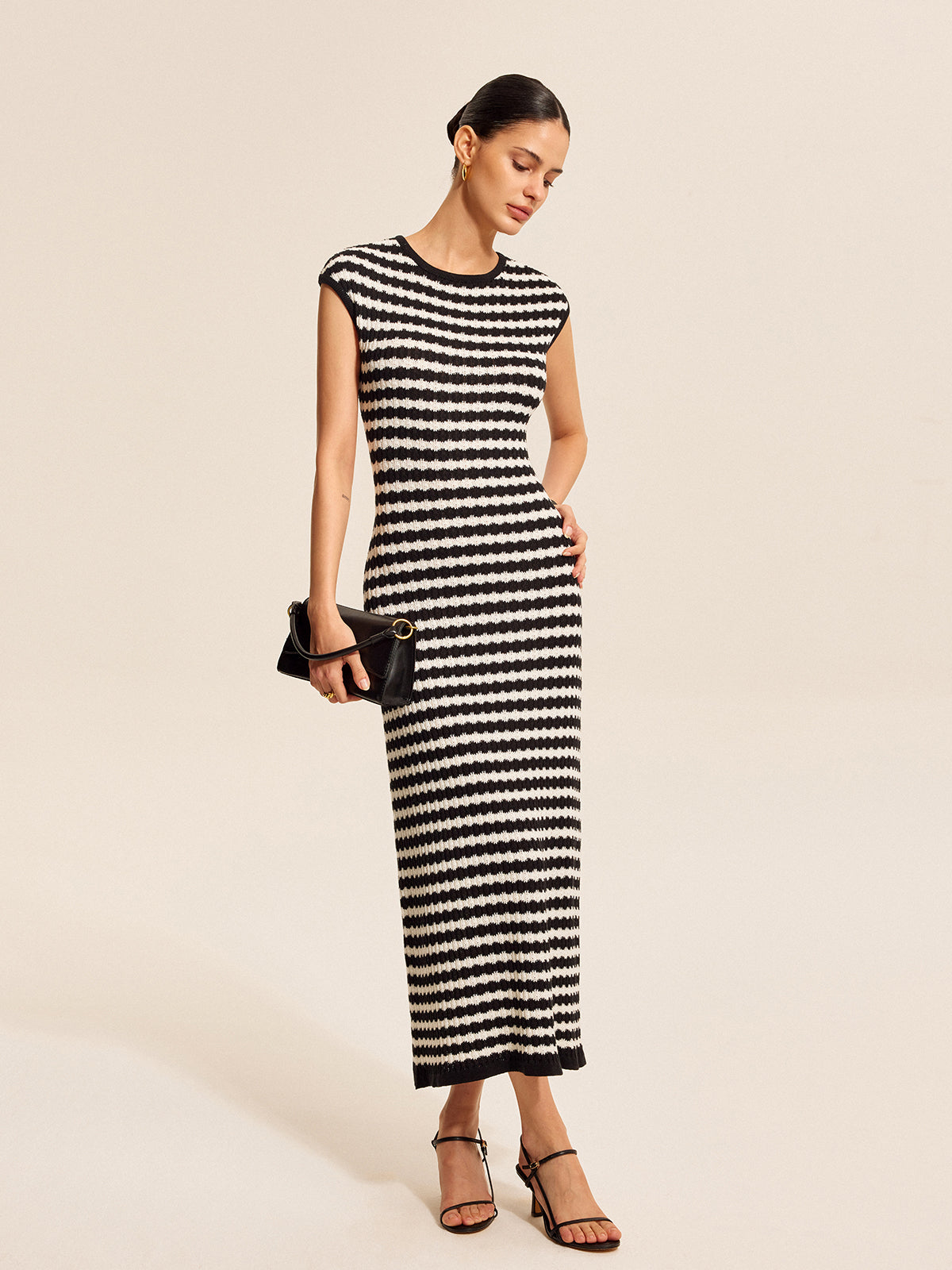 Gestreiftes Strickkleid mit angeschnittenen Ärmeln