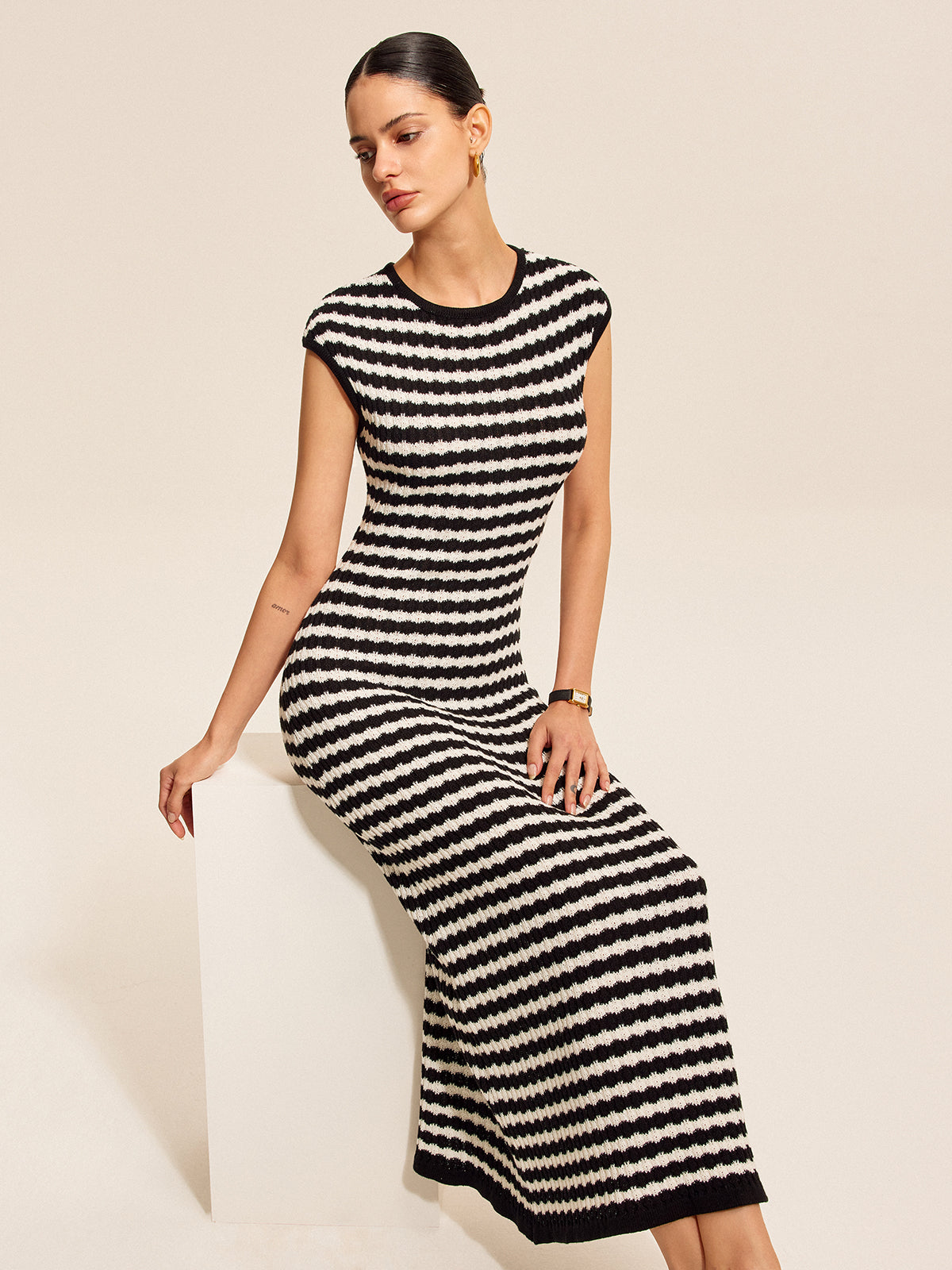 Gestreiftes Strickkleid mit angeschnittenen Ärmeln