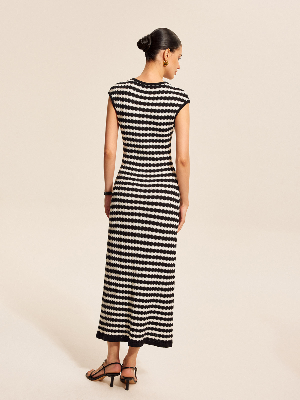 Gestreiftes Strickkleid mit angeschnittenen Ärmeln