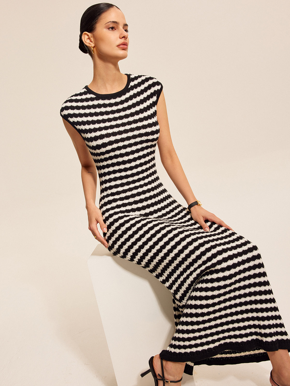 Gestreiftes Strickkleid mit angeschnittenen Ärmeln