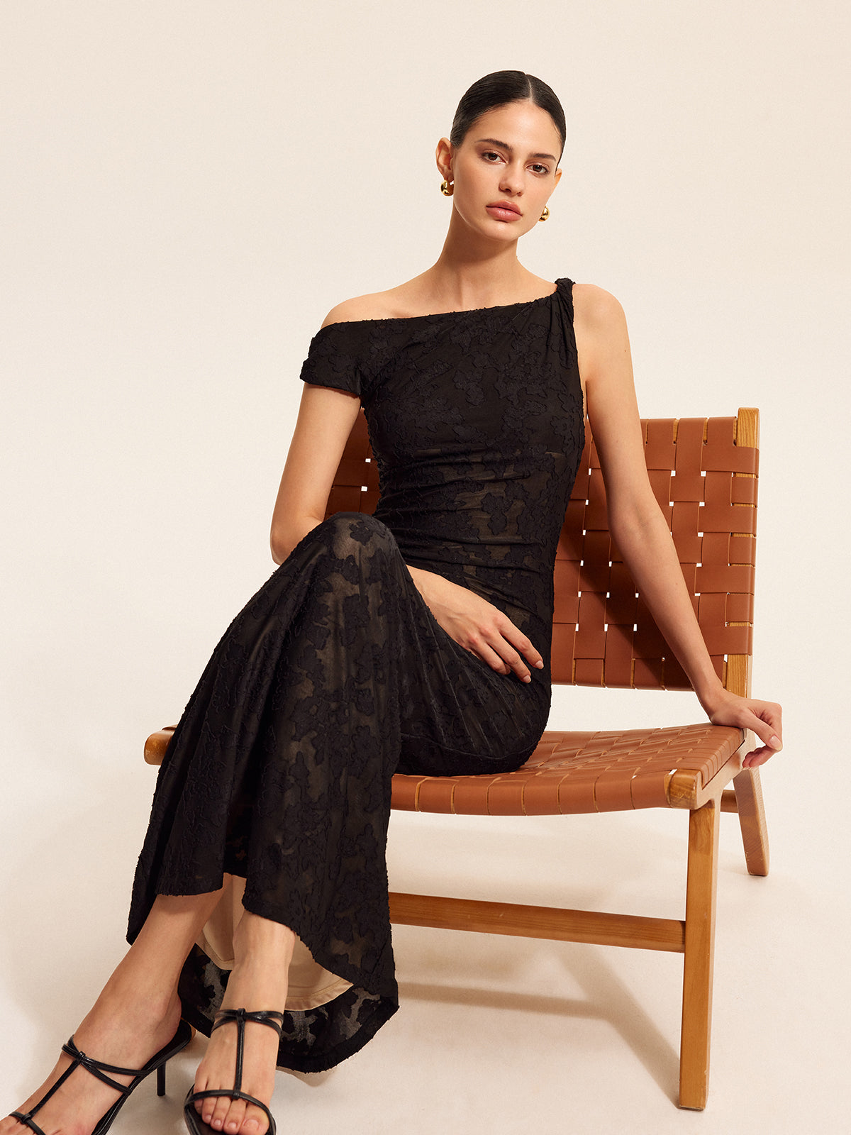 Halbtransparentes One-Shoulder-Maxikleid aus Spitze