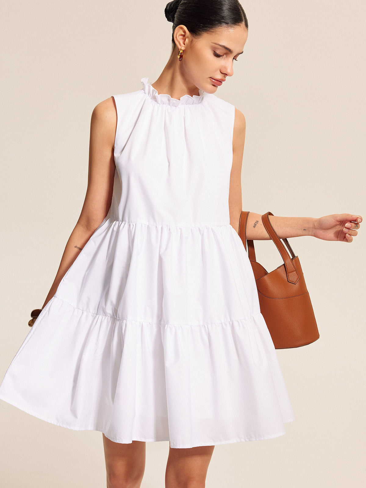 Gestuftes Kleid mit Rüschen und Bindedetail am Rücken