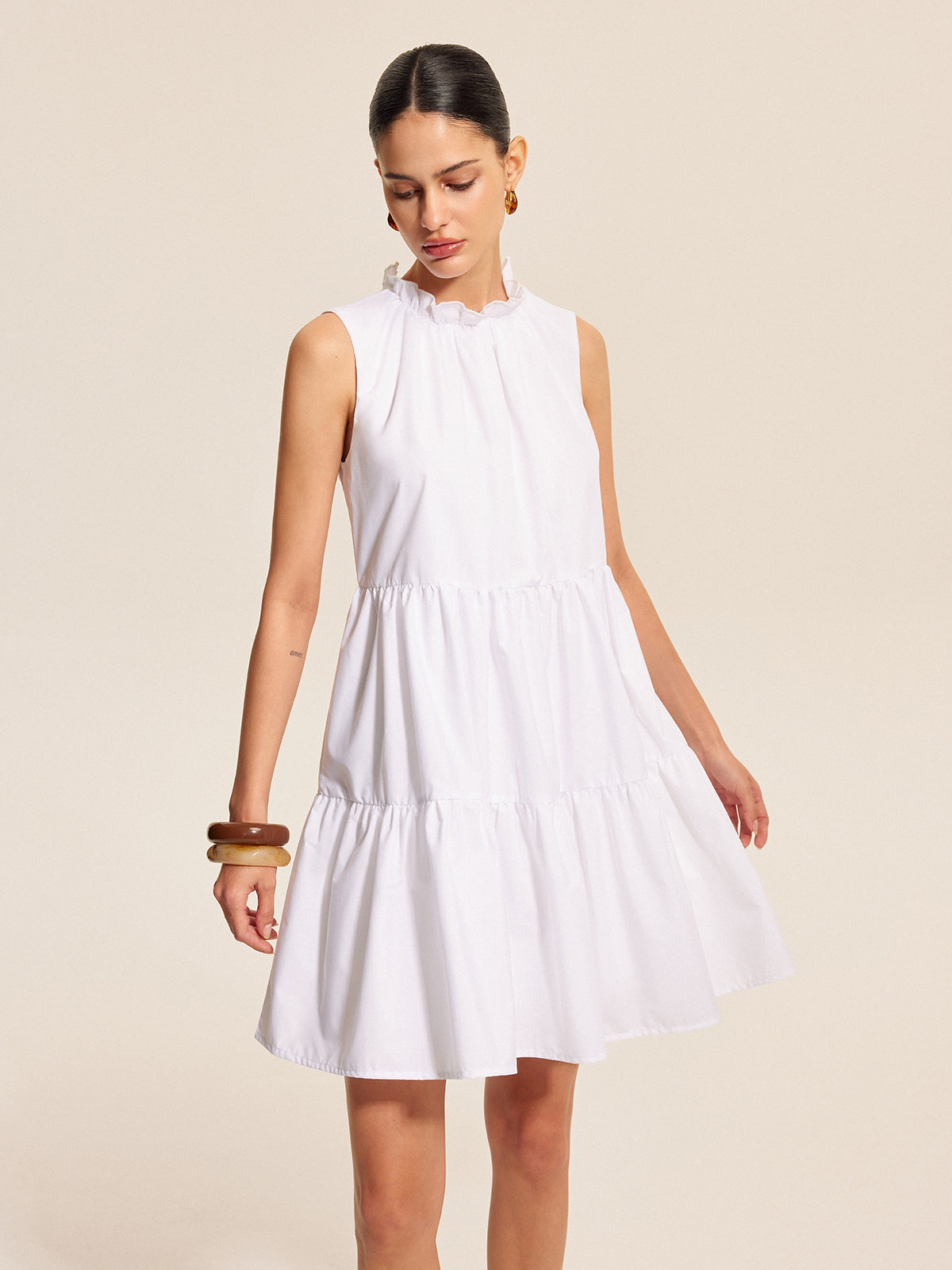 Gestuftes Kleid mit Rüschen und Bindedetail am Rücken