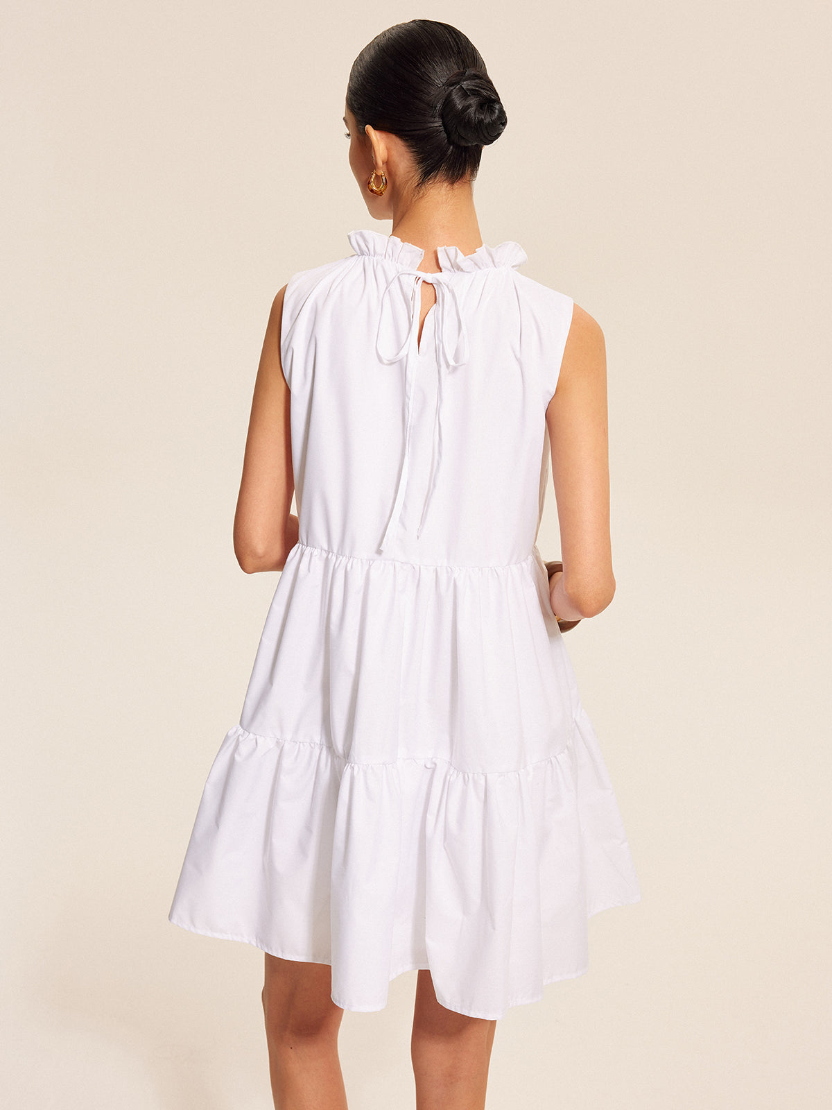 Gestuftes Kleid mit Rüschen und Bindedetail am Rücken