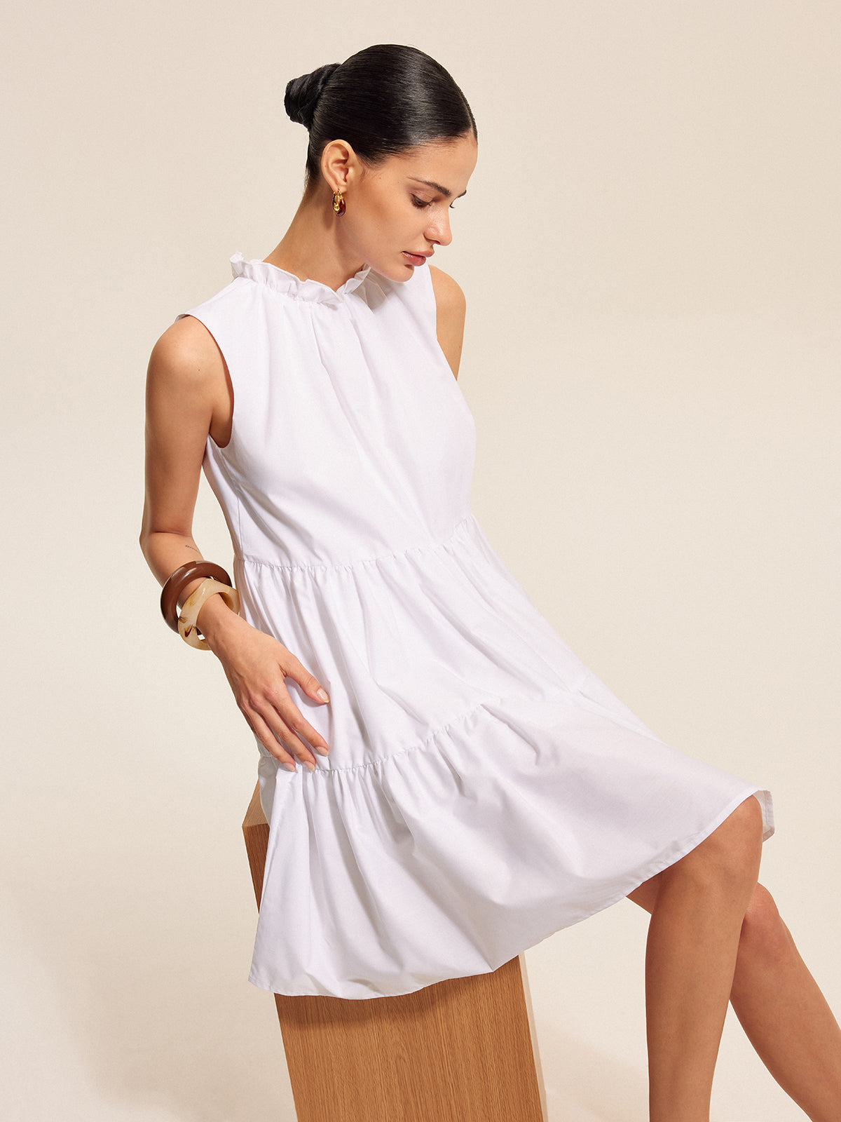 Gestuftes Kleid mit Rüschen und Bindedetail am Rücken