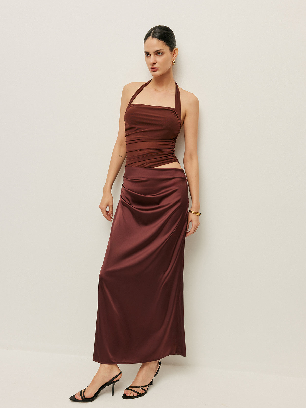 Kleid mit gerafftem Neckholder-Ausschnitt und Cut-Out-Details