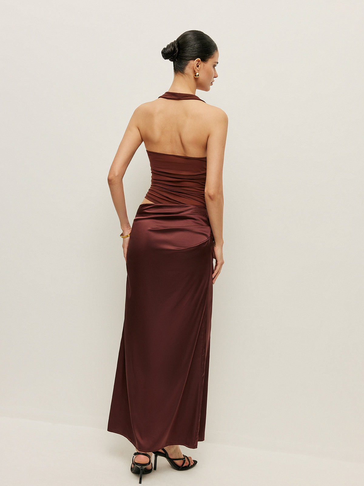 Kleid mit gerafftem Neckholder-Ausschnitt und Cut-Out-Details