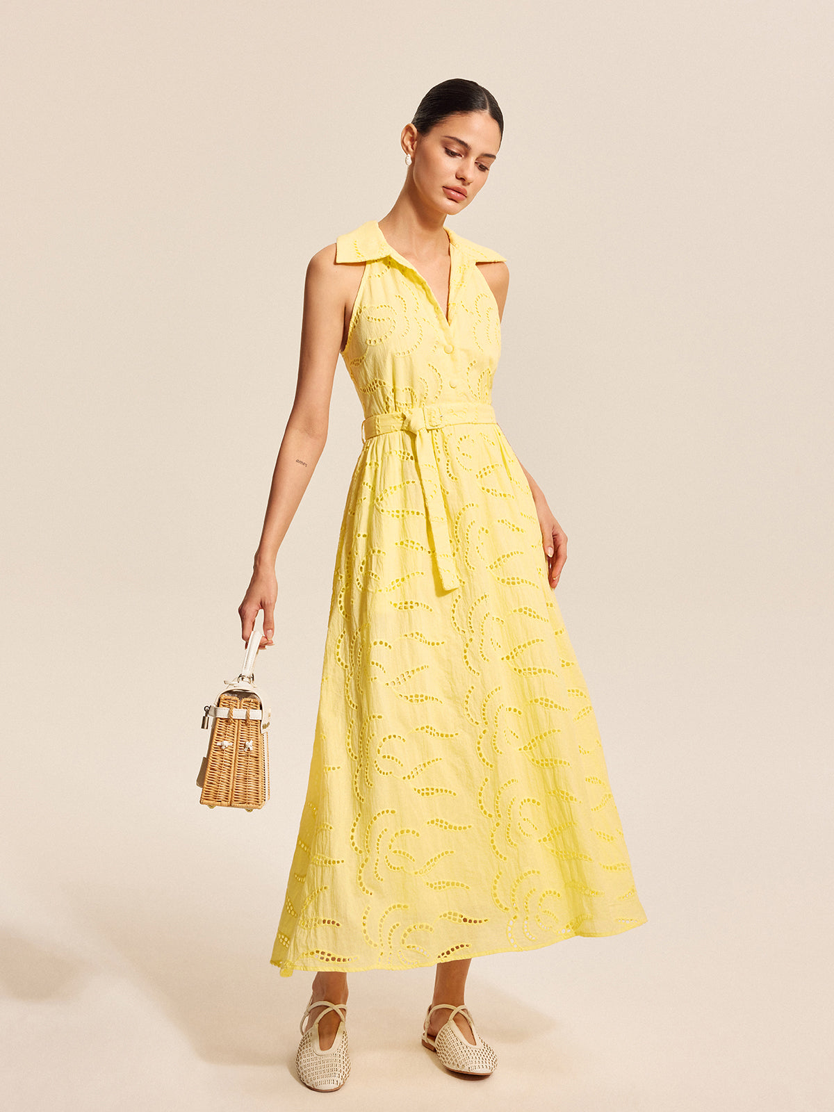 Robe en coton brodée avec ceinture