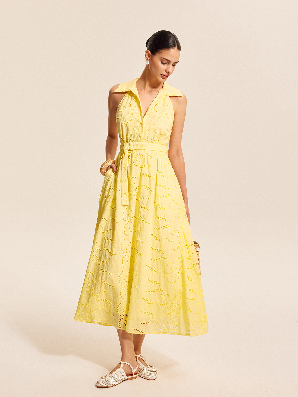 Robe en coton brodée avec ceinture
