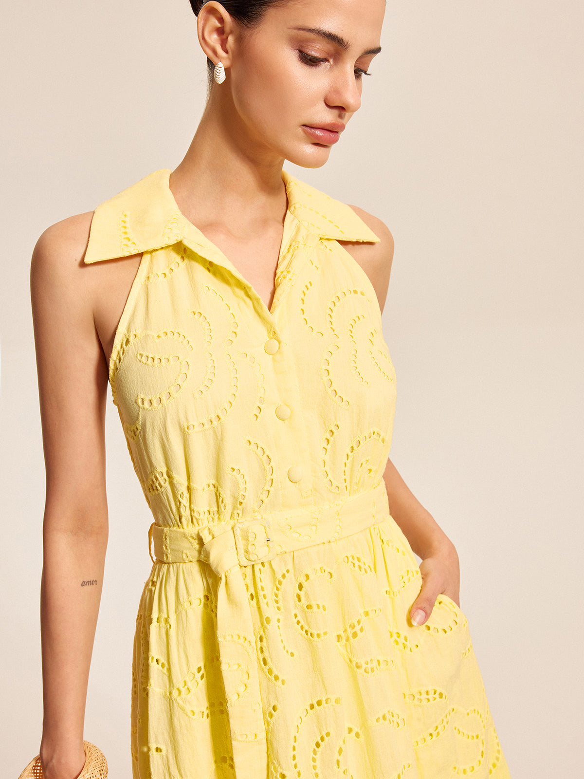 Robe en coton brodée avec ceinture