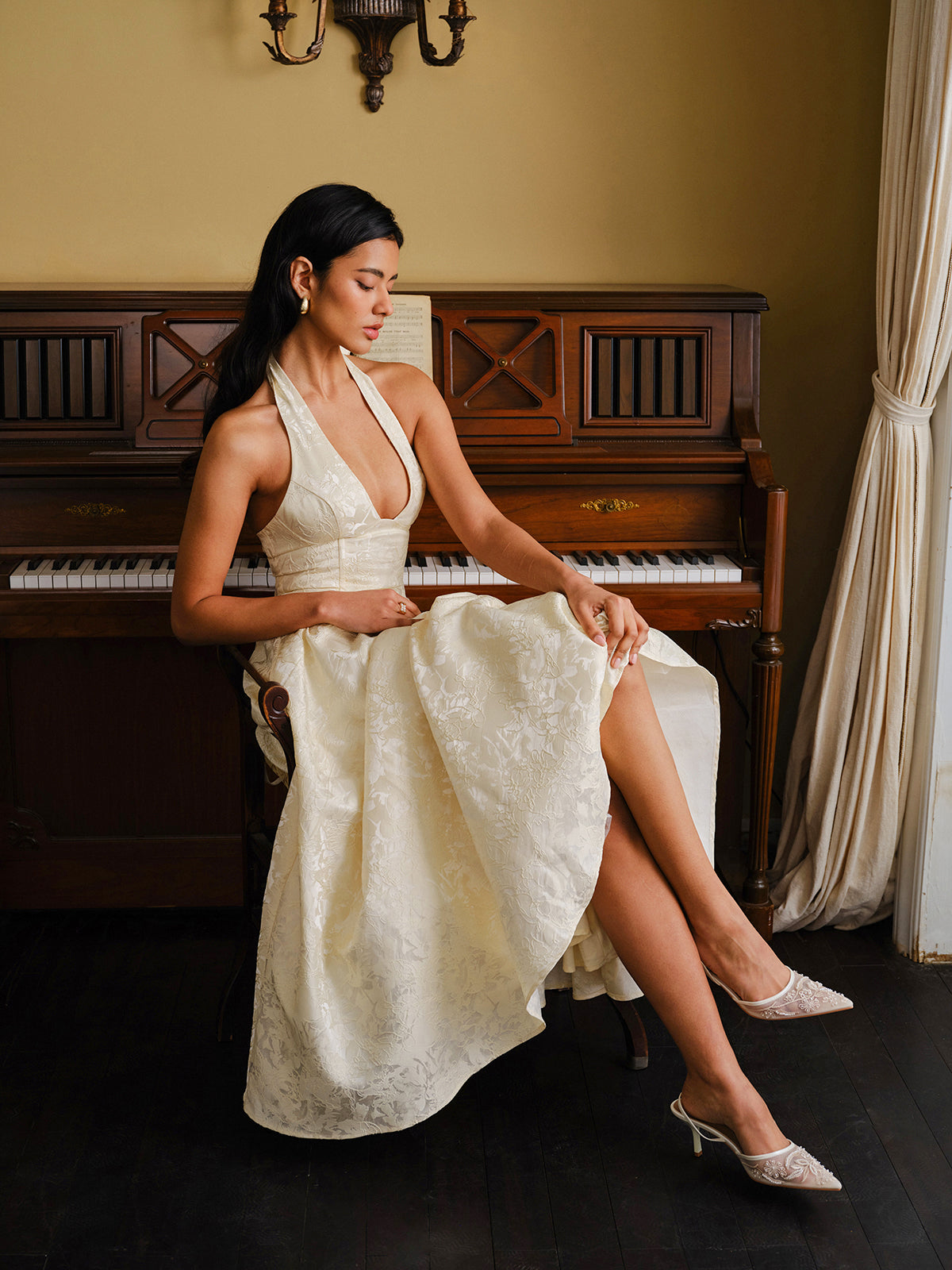 Robe vintage dos nu à nouer en dentelle