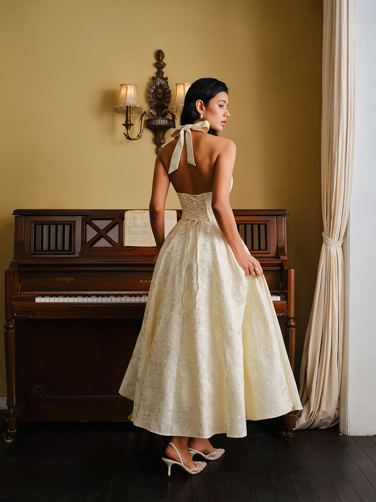 Robe vintage dos nu à nouer en dentelle