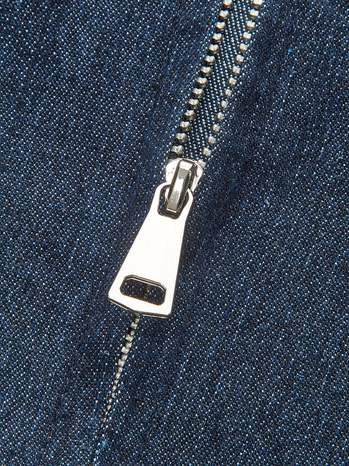 Ärmelloses Jeanskleid mit ausgestelltem Rock