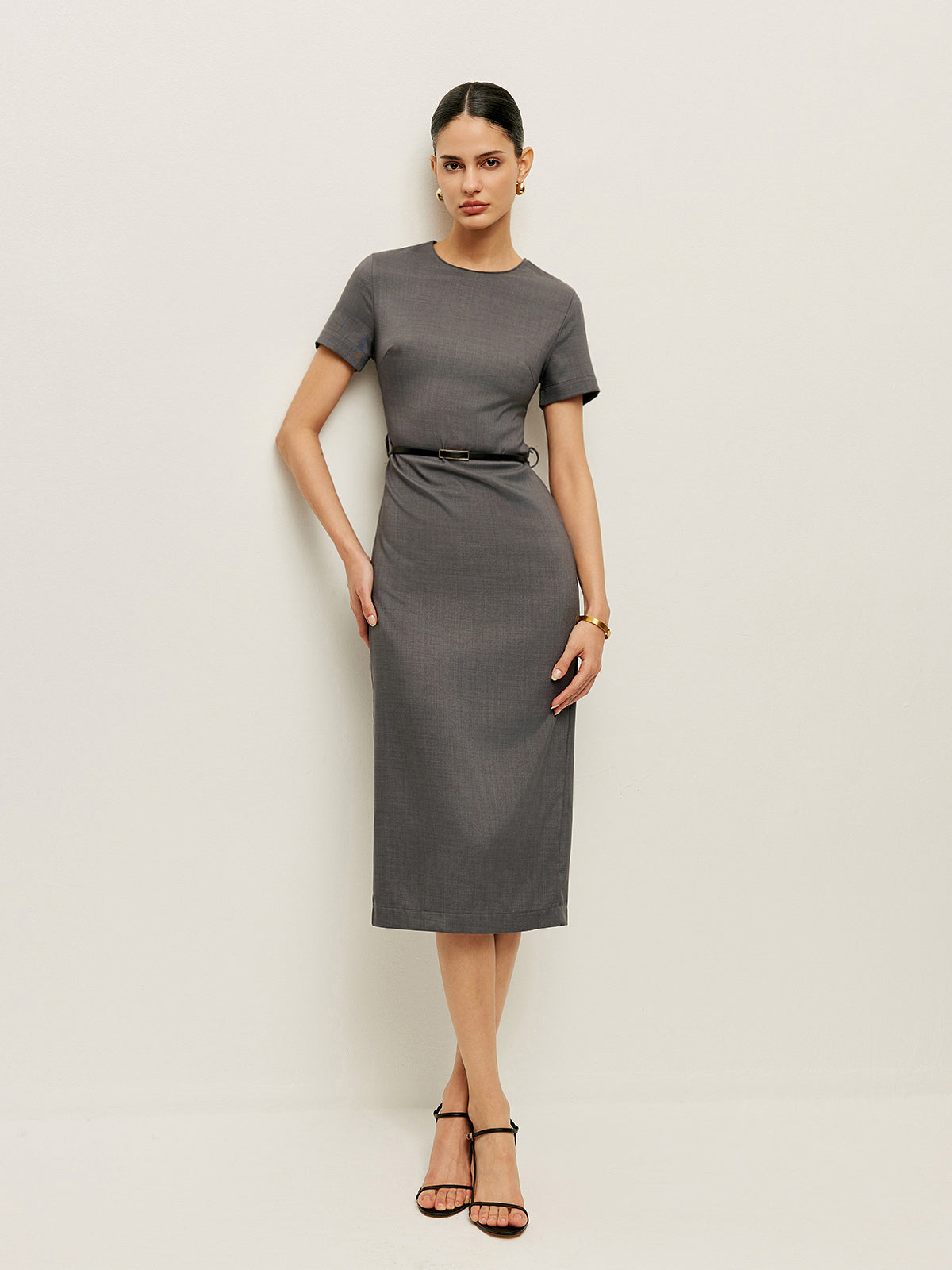 Bleistiftkleid mit Gürtel und kurzen Ärmeln