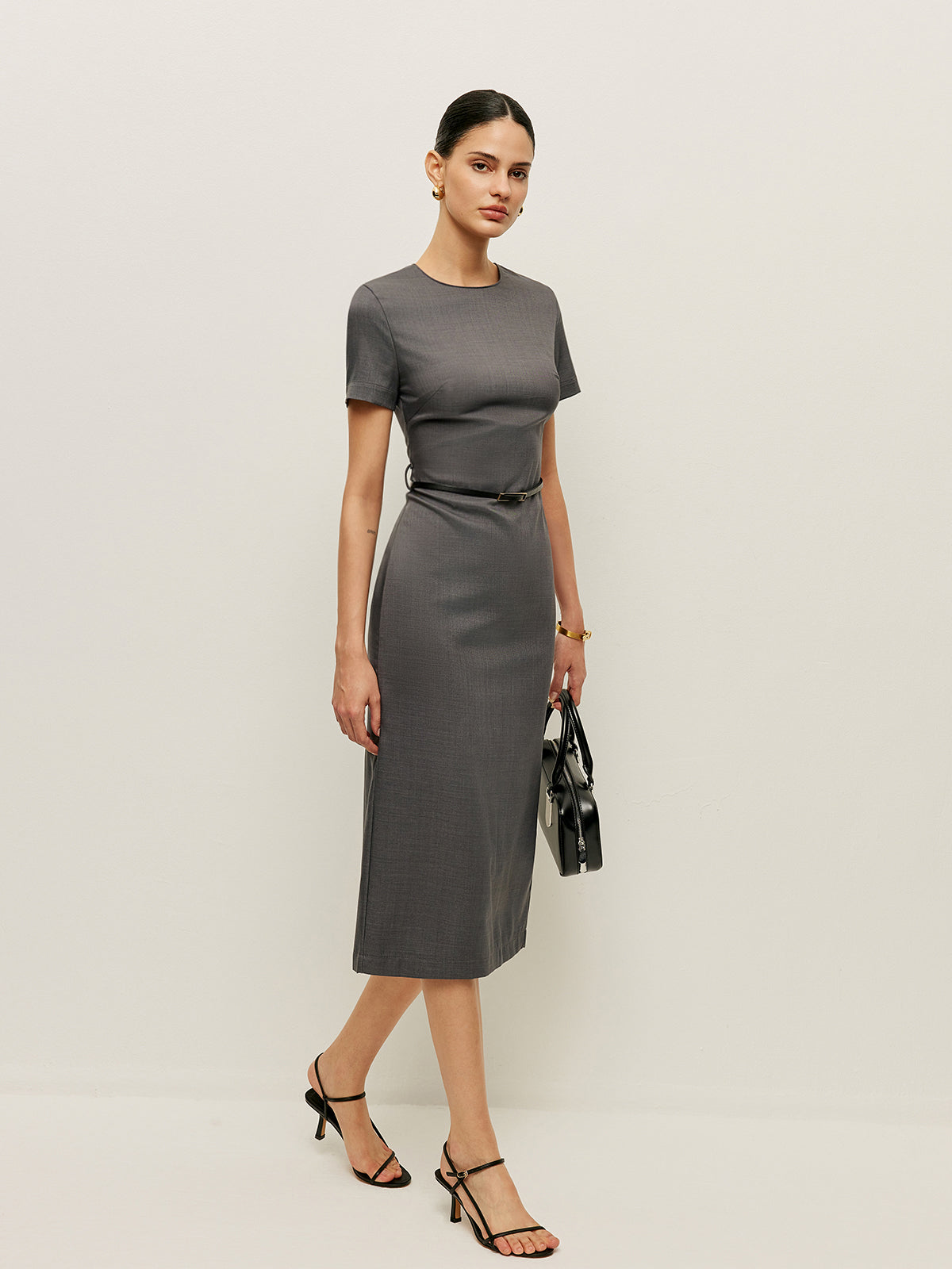 Bleistiftkleid mit Gürtel und kurzen Ärmeln
