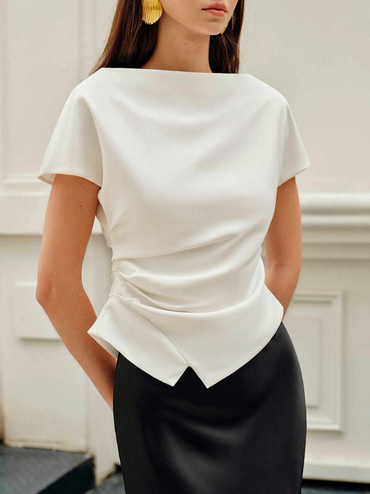 T-Shirt mit asymmetrischem Saum und Raffungen