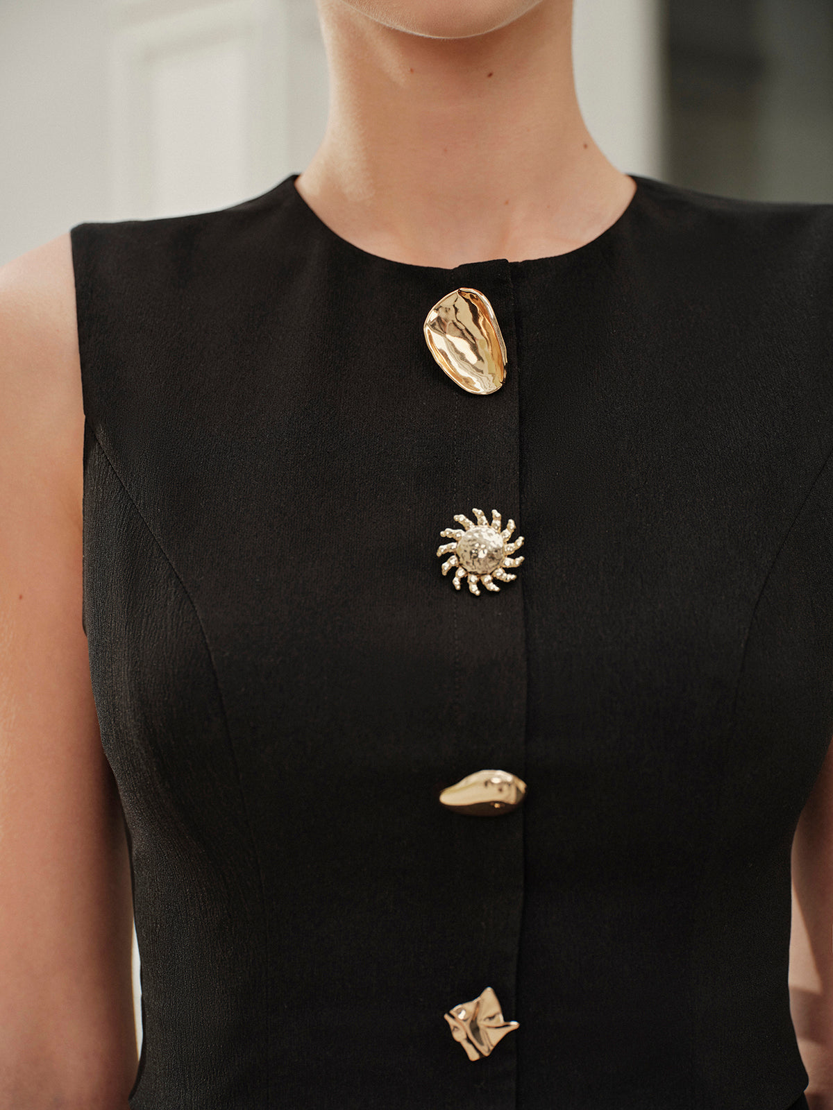 Ärmelloses Kleid mit Taschen, Rüschensaum und Knopfleiste