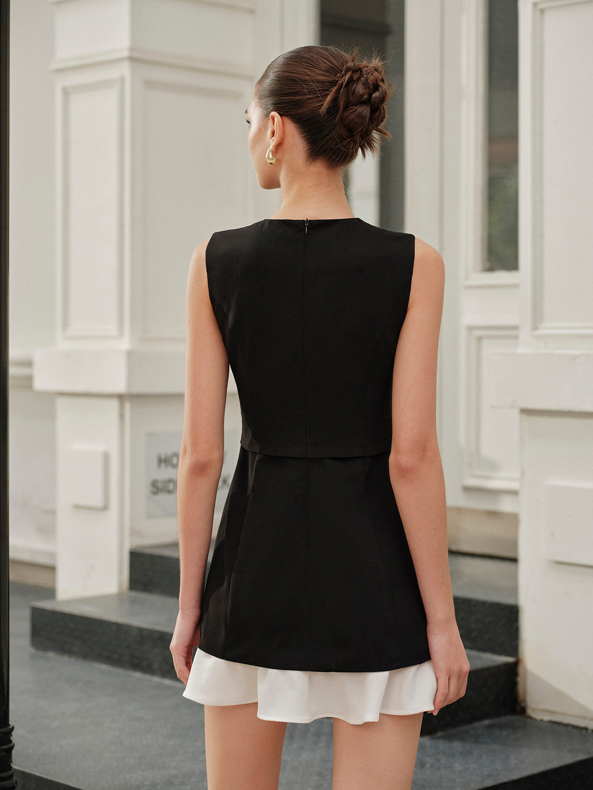 Ärmelloses Kleid mit Taschen, Rüschensaum und Knopfleiste