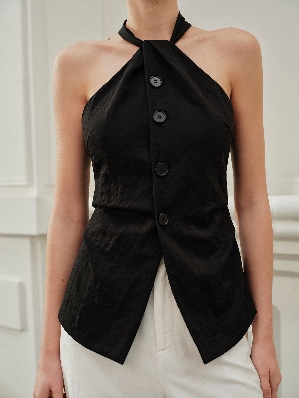 Asymmetrisches Neckholder-Oberteil mit Schlitz
