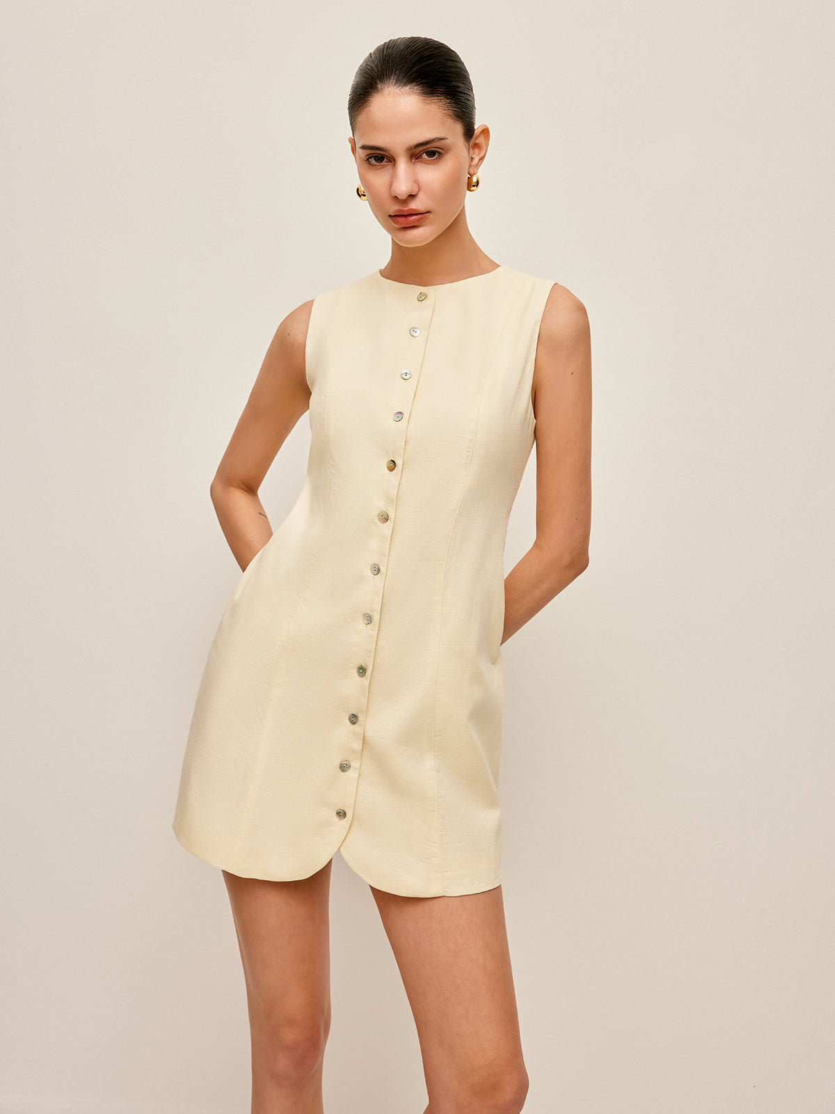 Robe sans manches en coton et lin boutonnée sur le devant