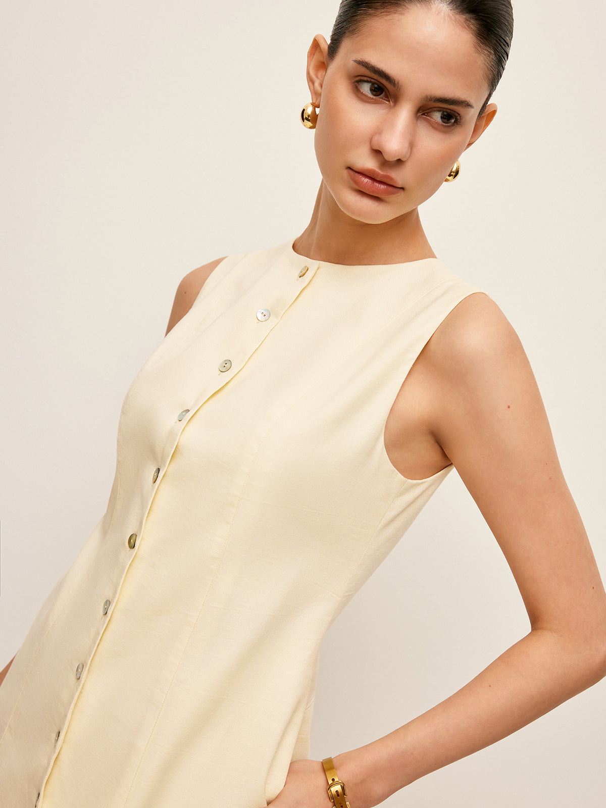 Robe sans manches en coton et lin boutonnée sur le devant