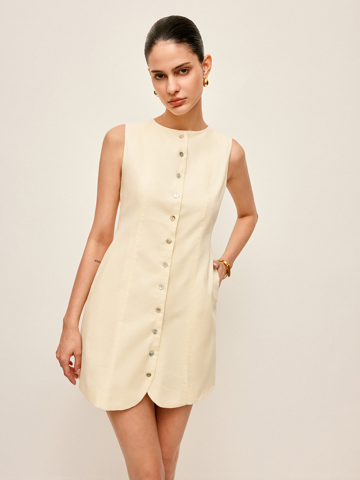 Robe sans manches en coton et lin boutonnée sur le devant