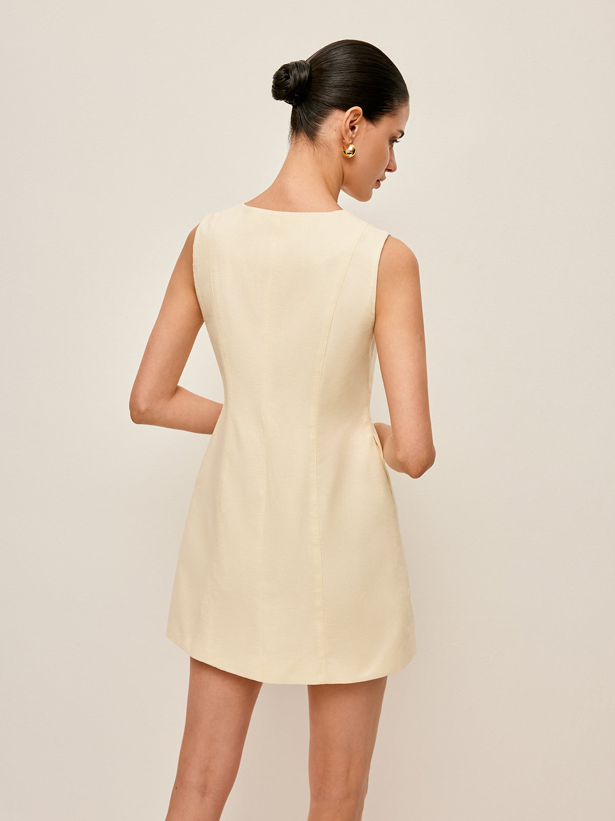 Robe sans manches en coton et lin boutonnée sur le devant