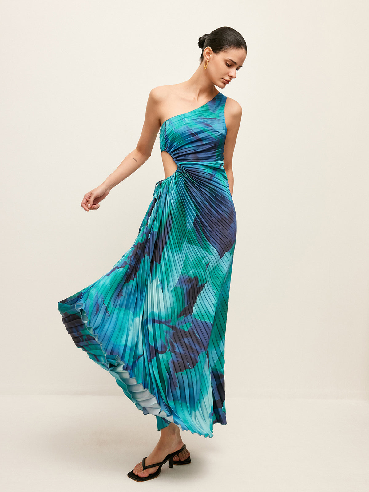 Plissiertes One-Shoulder-Kleid mit seitlichem Cut-Out