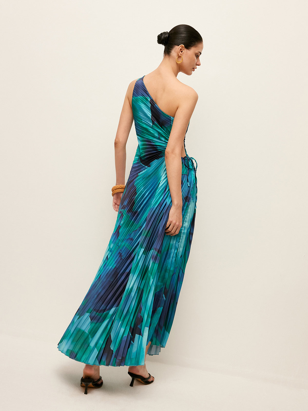 Robe plissée asymétrique à découpes latérales
