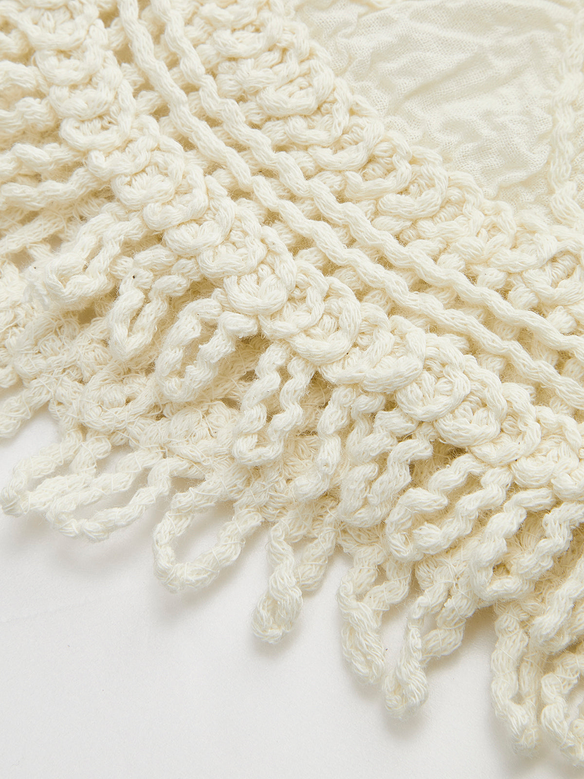 Halbtransparentes Tanktop mit Häkelspitze und floralen Details