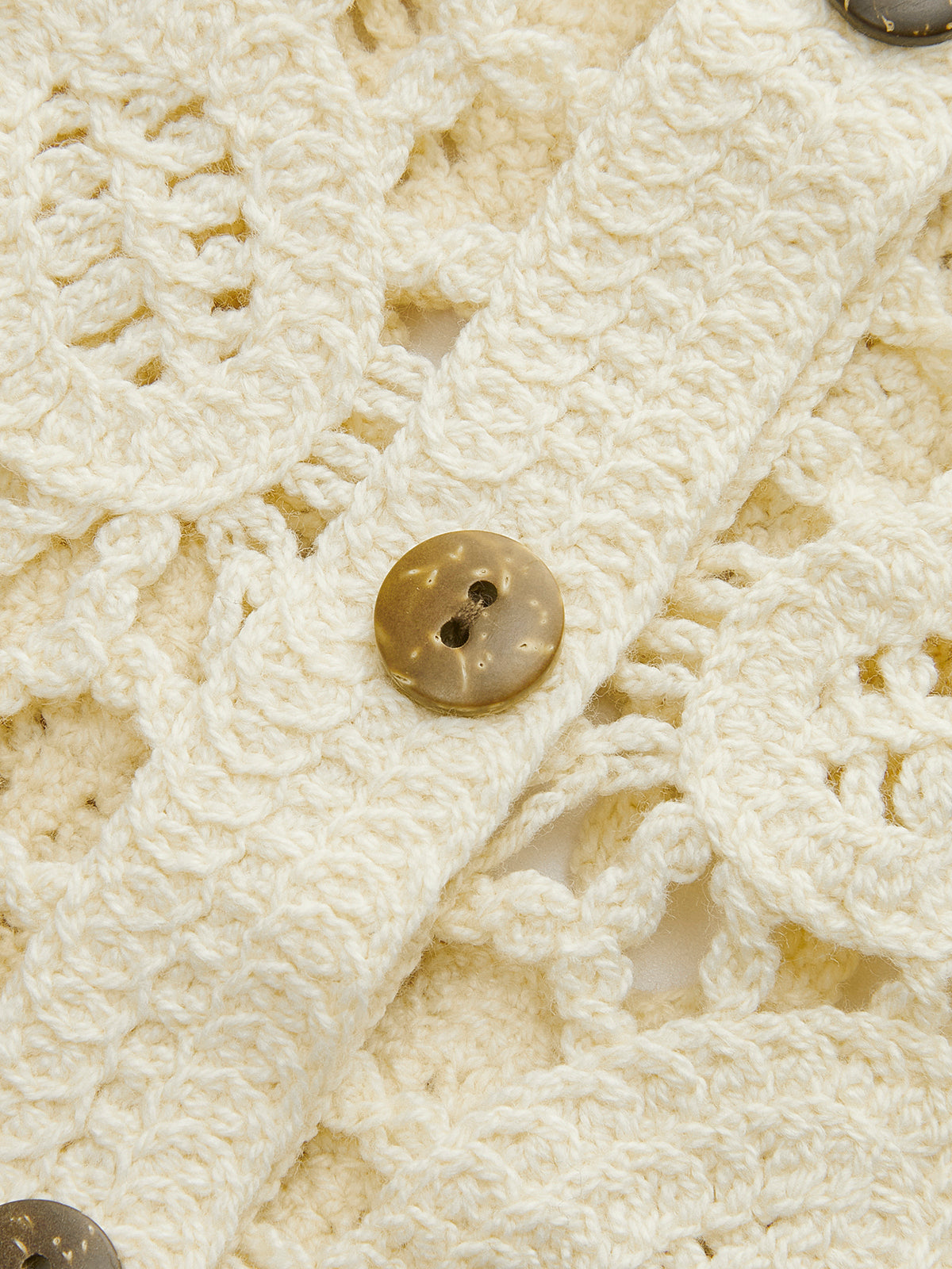 Häkelweste mit Blumenmuster und Knopfdetails