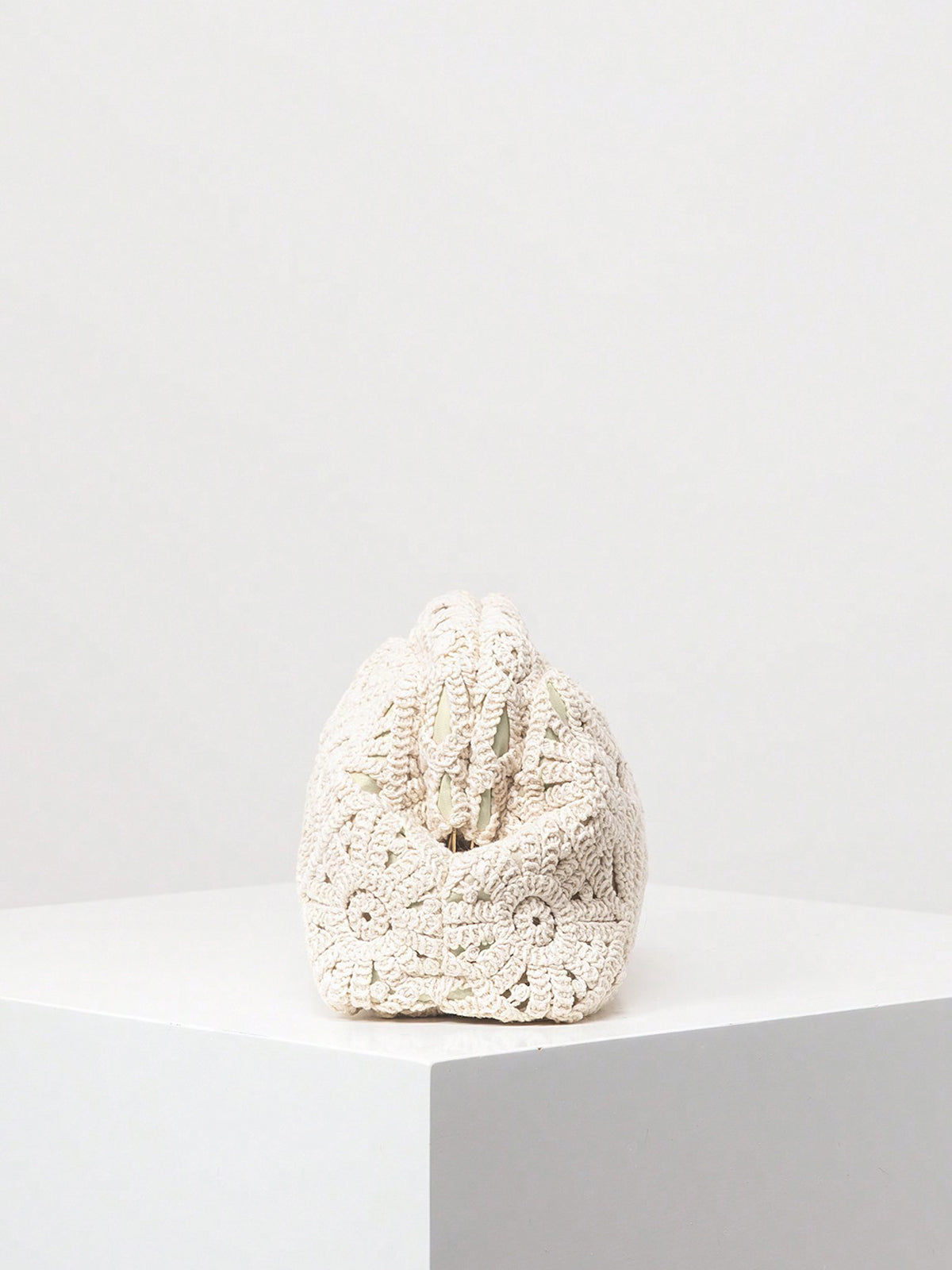 Pochette en dentelle au crochet