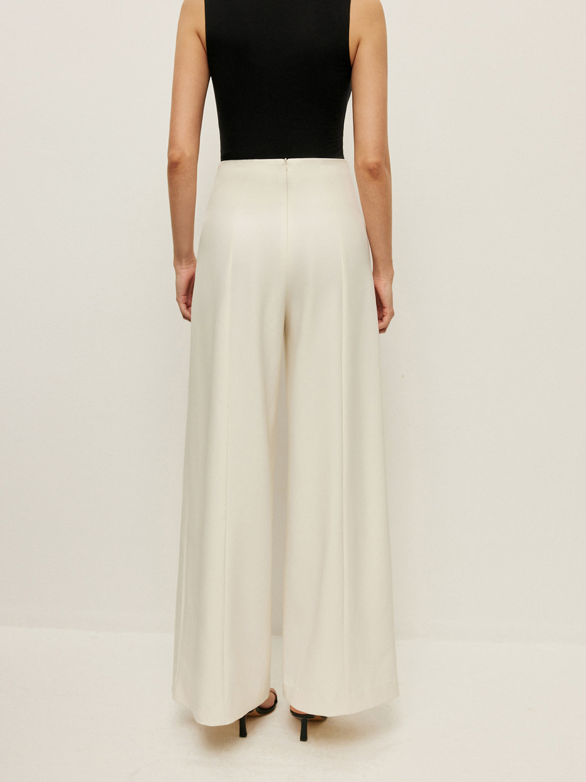 Pantalon large taille haute avec boucle décorative